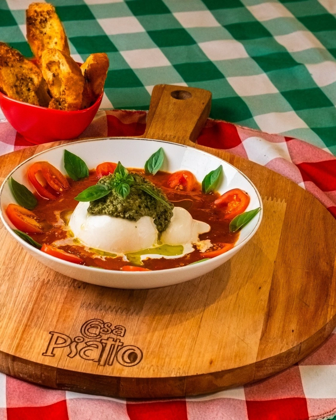 Burrata artesanal com pesto e molho de tomate da Casa Piatto