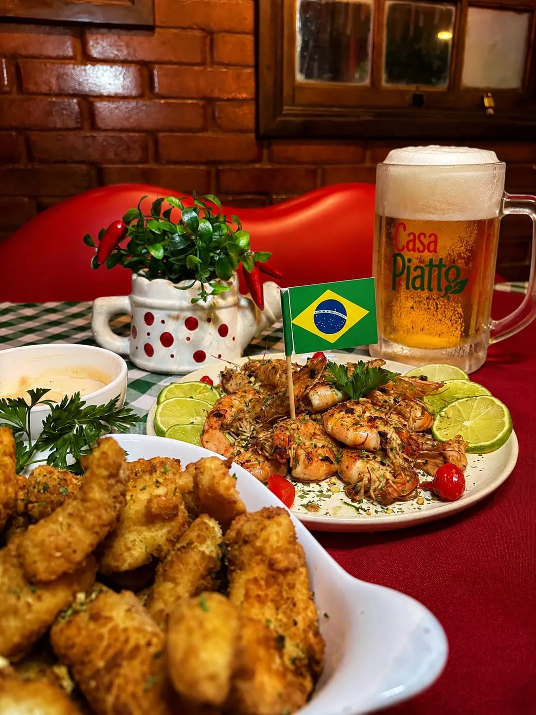 Camarão grelhado e petiscos empanados servidos com chopp da Casa Piatto