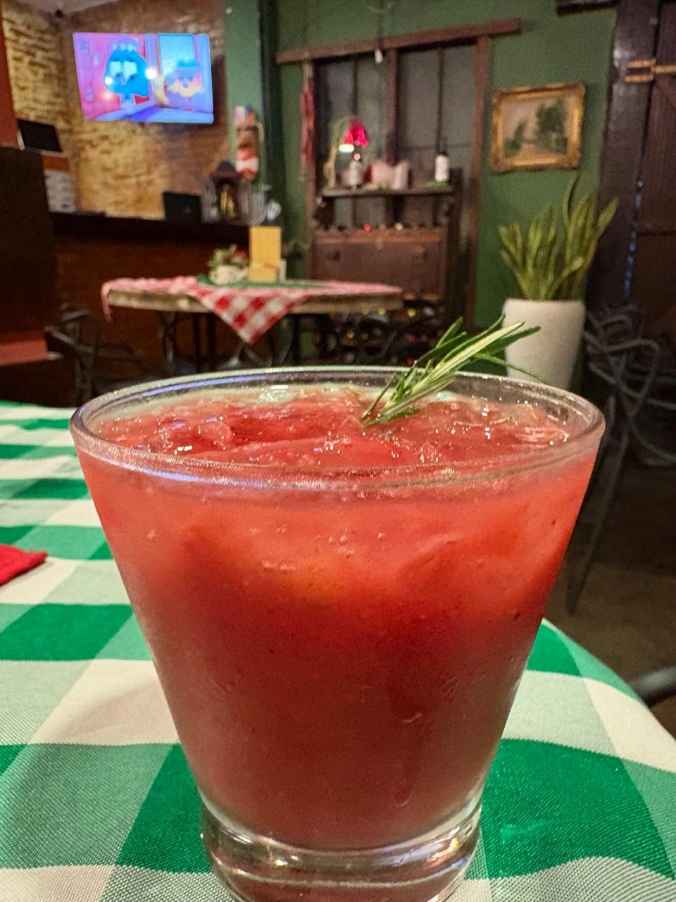Drink vermelho com alecrim da Casa Piatto