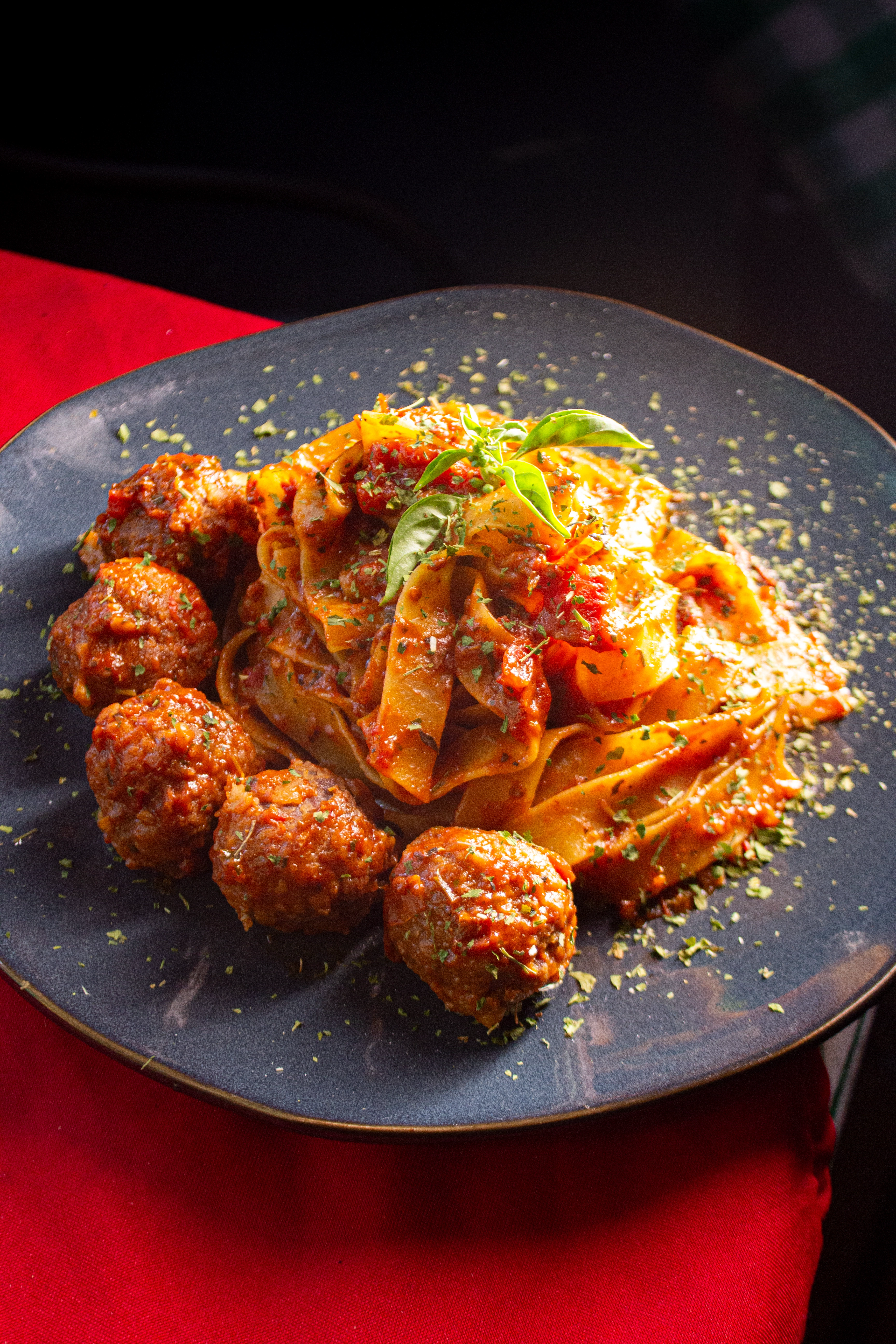 Fettuccine ao molho de tomate com almôndegas artesanais da Casa Piatto