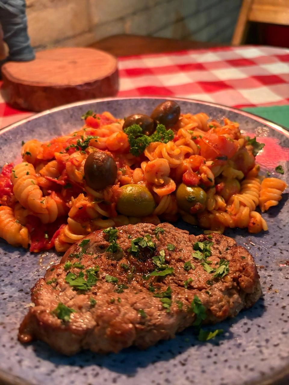 Fusilli com azeitonas e bife grelhado da Casa Piatto