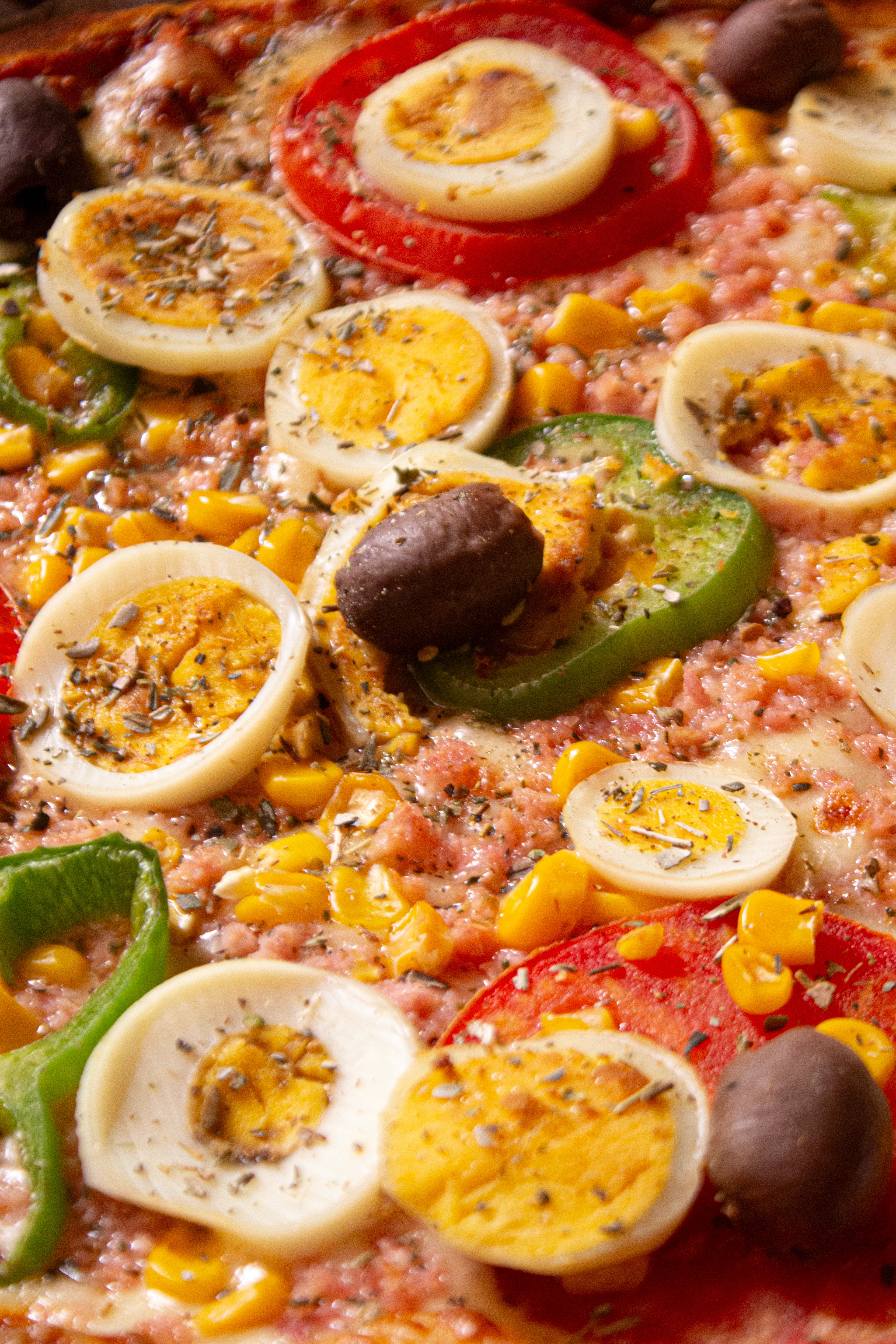 Pizza portuguesa com ovo, milho e azeitonas da Casa Piatto