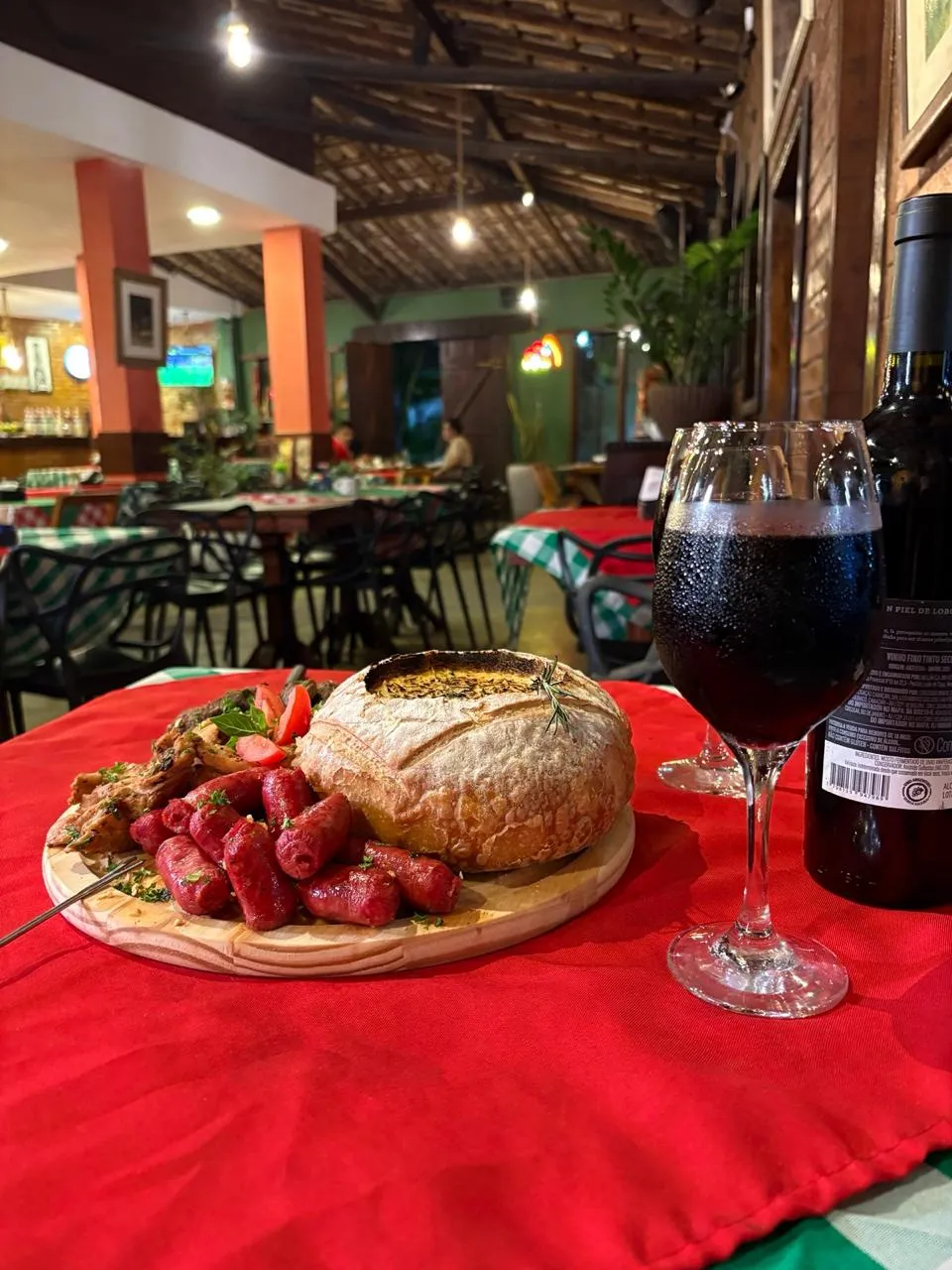 Fondue servido com pão e vinho na Casa Piatto