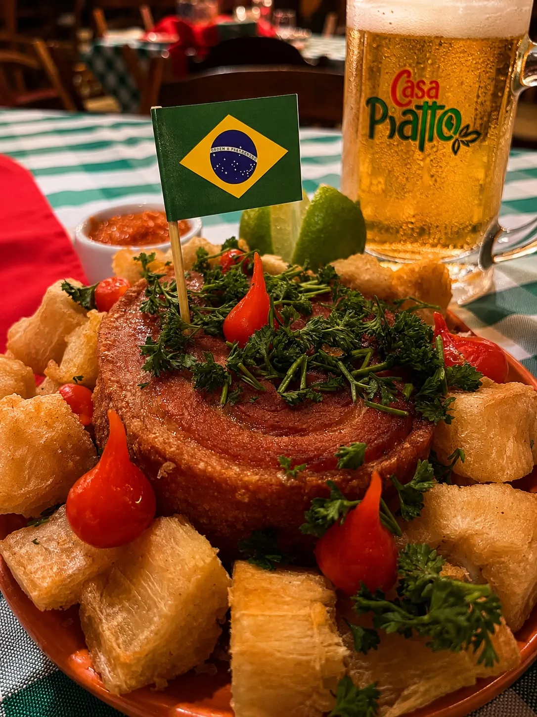 Torresmo com mandioca frita da Casa Piatto